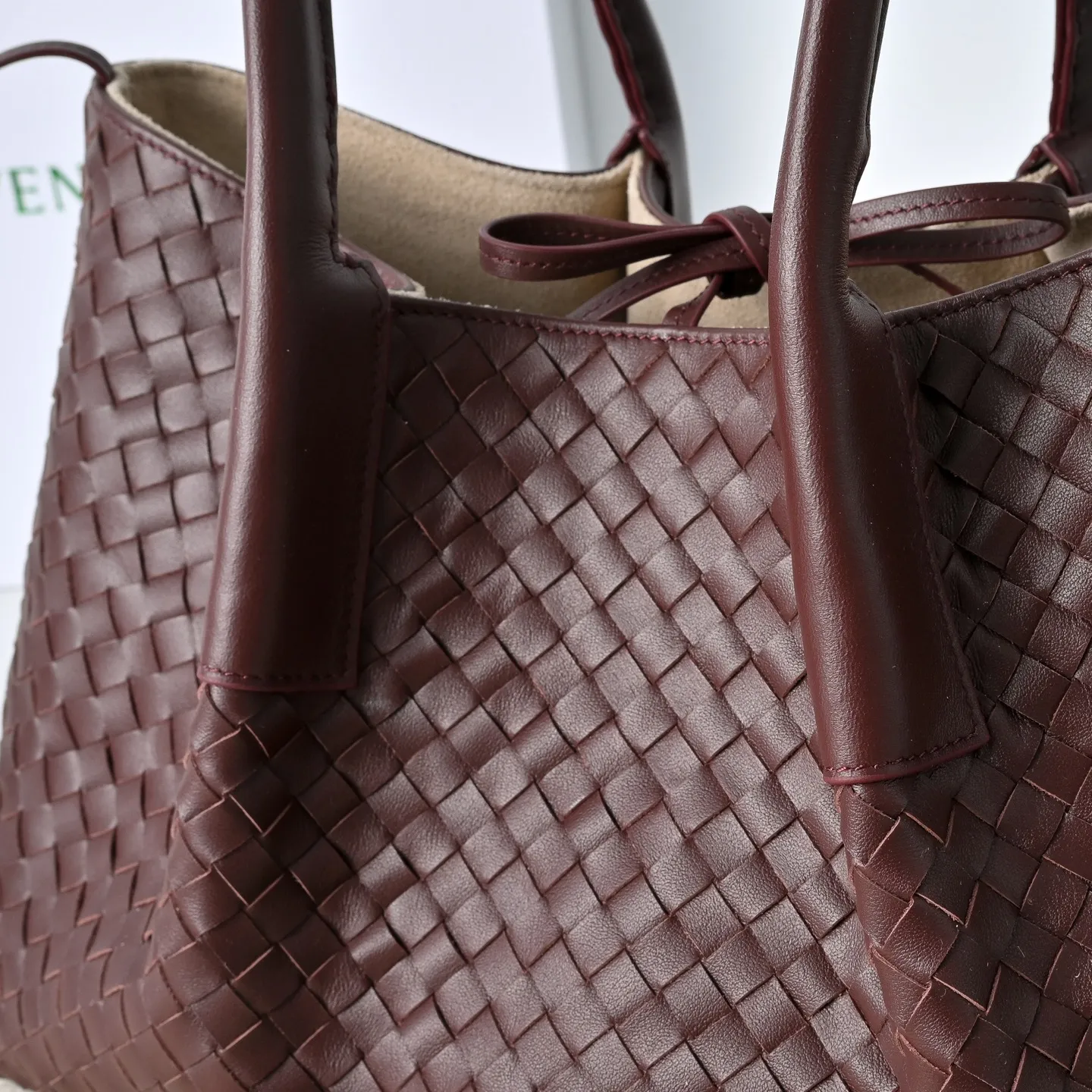Batch 1860 Bv 2025 early spring series Pinacoteca medium tote handbag. The front is made of classic Intreccia woven cow leather. It is low-key and luxurious. The flip side is made of warm suede. It instantly switches to a lazy and casual style. It has a large interior capacity. It is no pressure to carry a computer for commuting. It is also thoughtfully matched with a small detachable bag. It is full of security. The woven texture is so delicate that you can't put it down. The highlight is that it is super versatile. Come and get your new bag😝 Model: 4371 Size: 34*20*14cm
